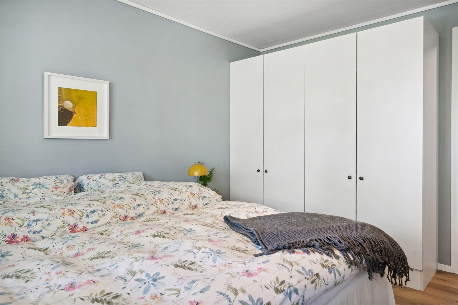 Garderobe på hovedsoverom, som medfølger boligen ved salg. Galleribilde