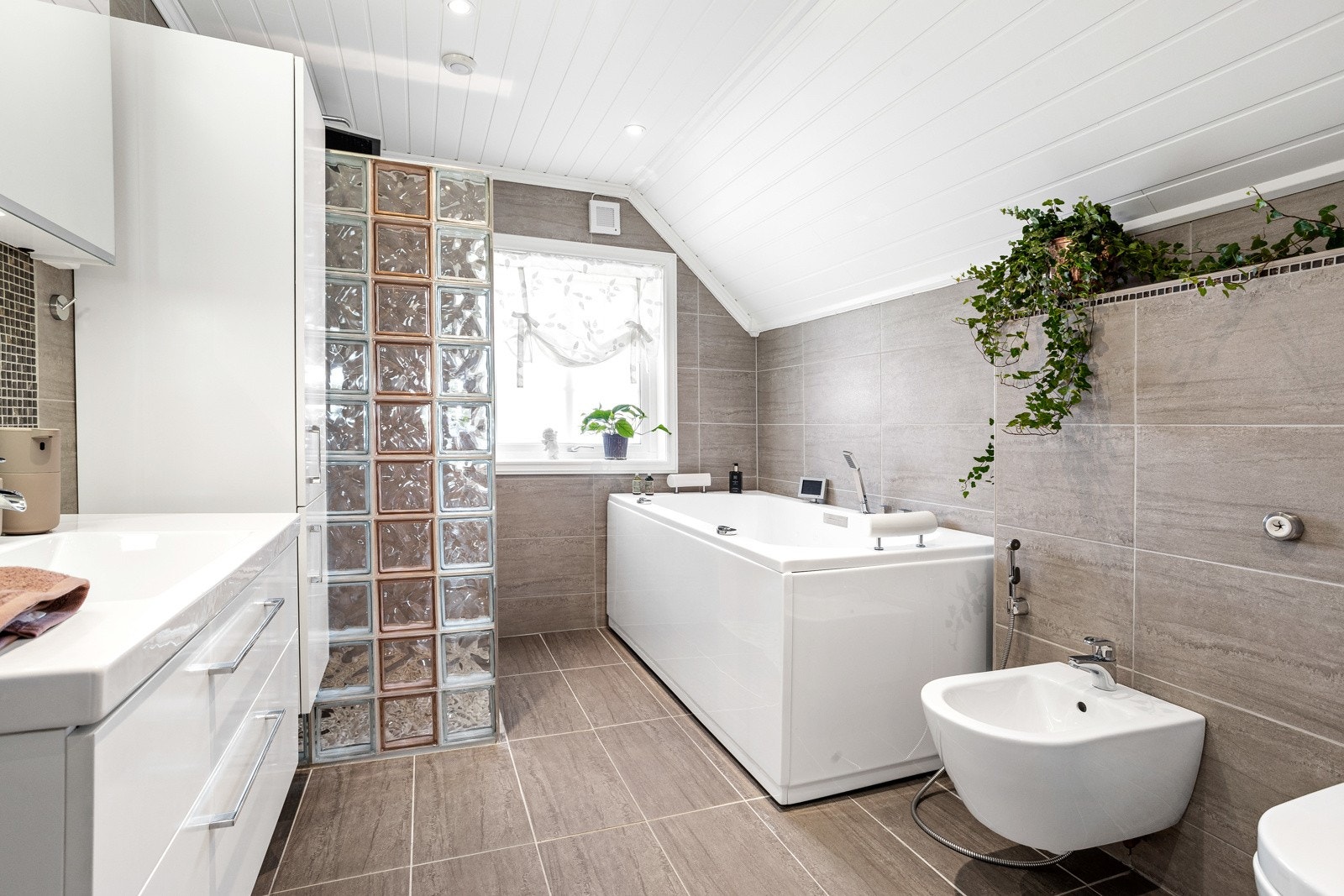 Bad med dusjnisje og badekar Galleribilde