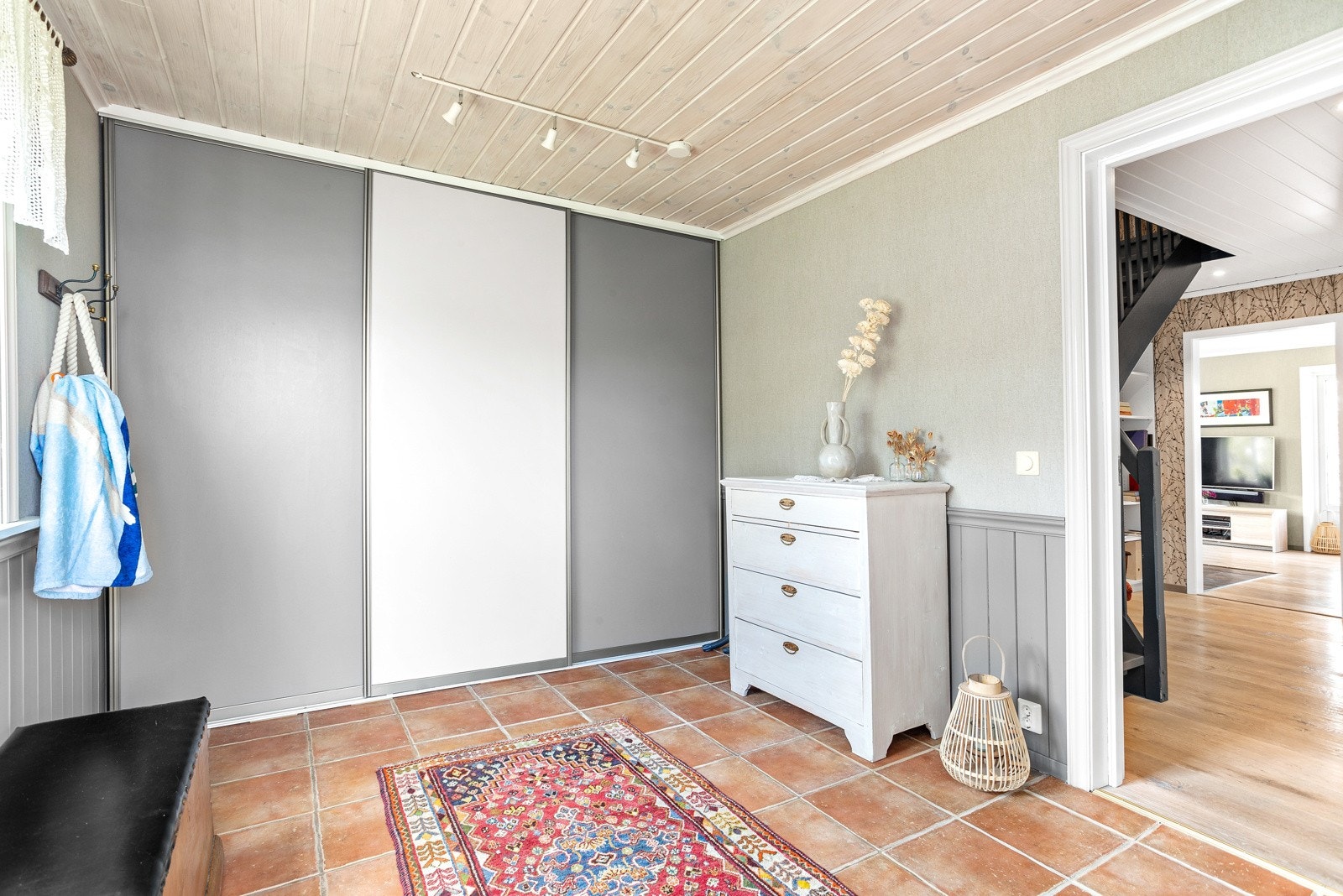 Hall, inngansparti med stor garderobeplass Galleribilde