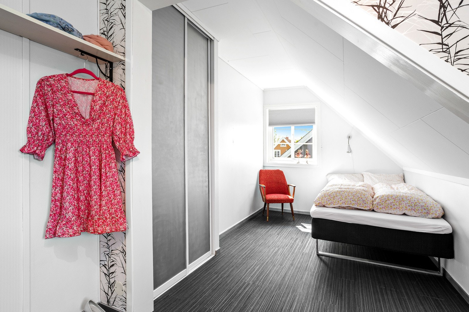 Skyvedørsgarderobe på dette soverommet Galleribilde