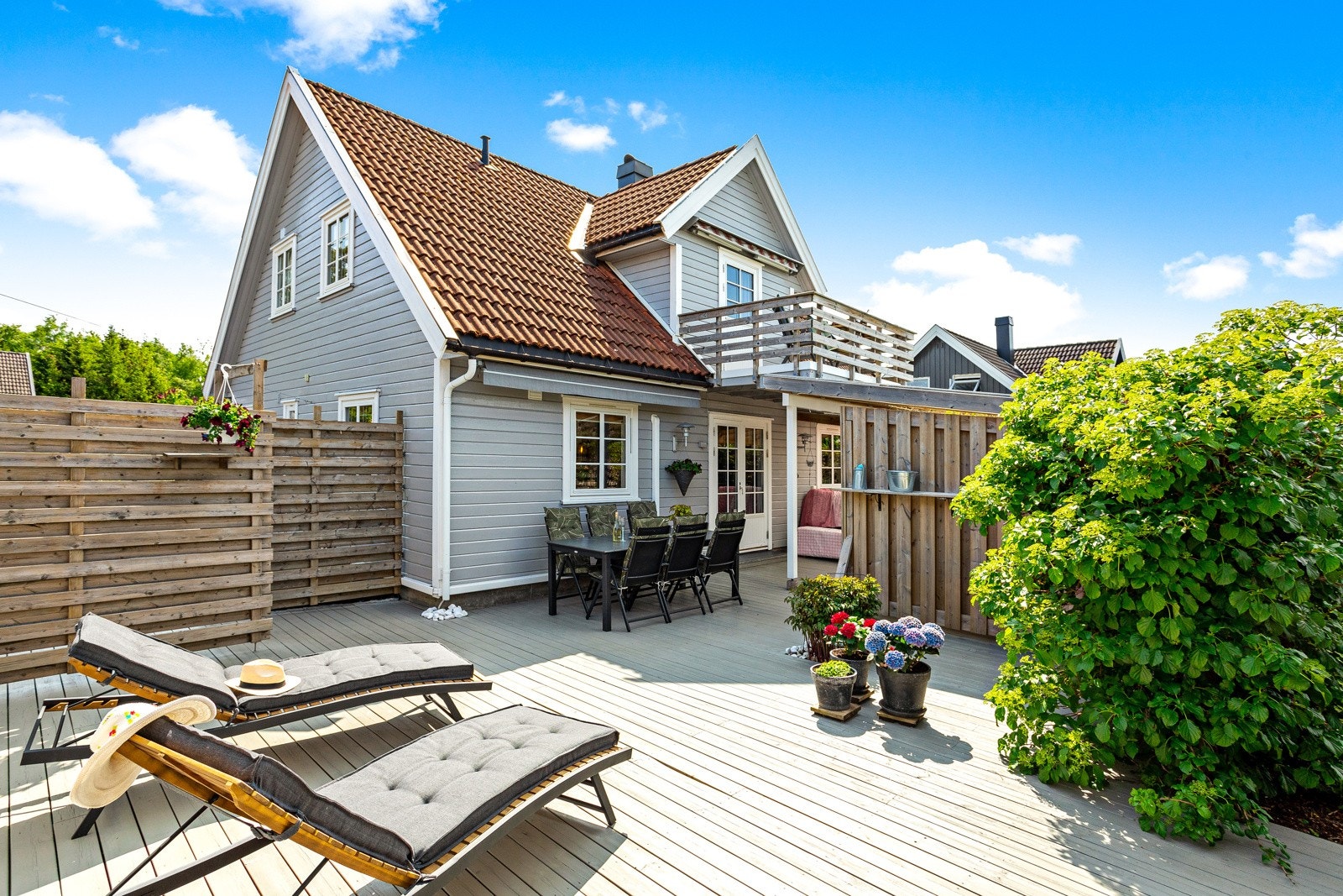 En fin bolig med flotte uteplasser Galleribilde
