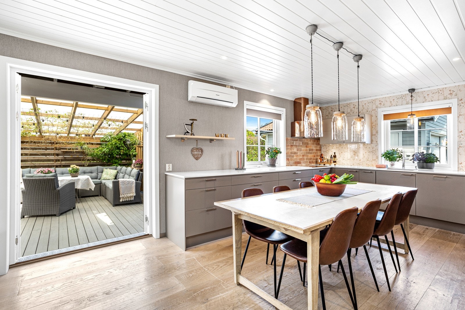 Utgang til terrassen og videre til hagen Galleribilde