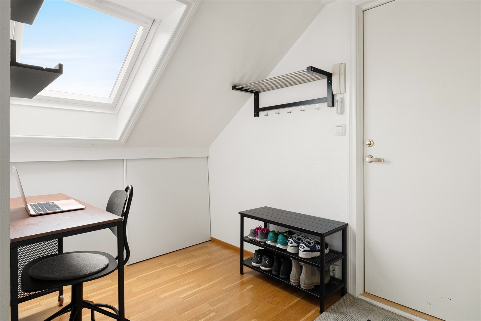Nordic Bolig - Romslig entré med god plass til å henge fra seg ytterklær og sko. Galleribilde