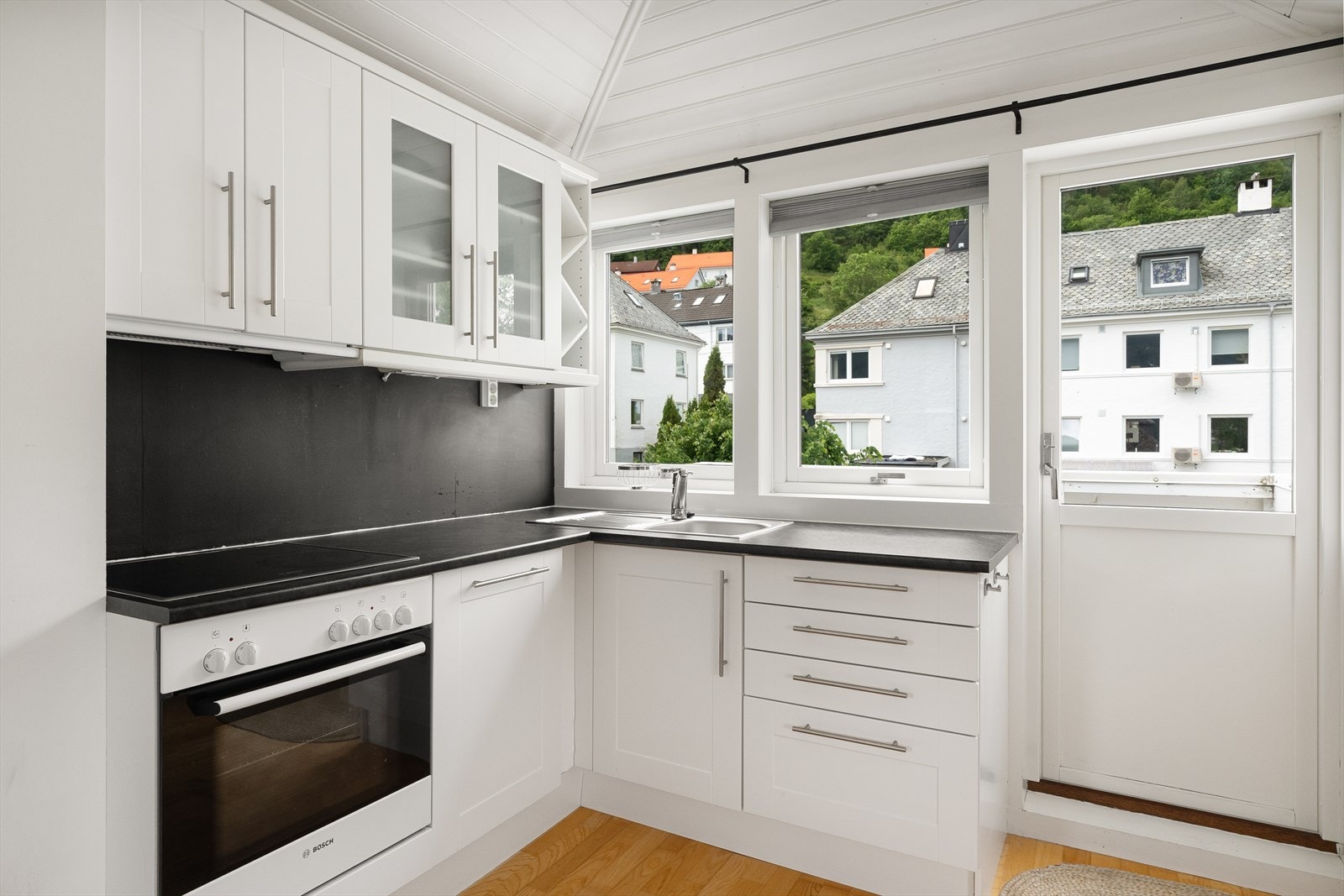 Nordic Bolig - Flott kjøkken med profilerte fronter og laminat benkeplate. Galleribilde
