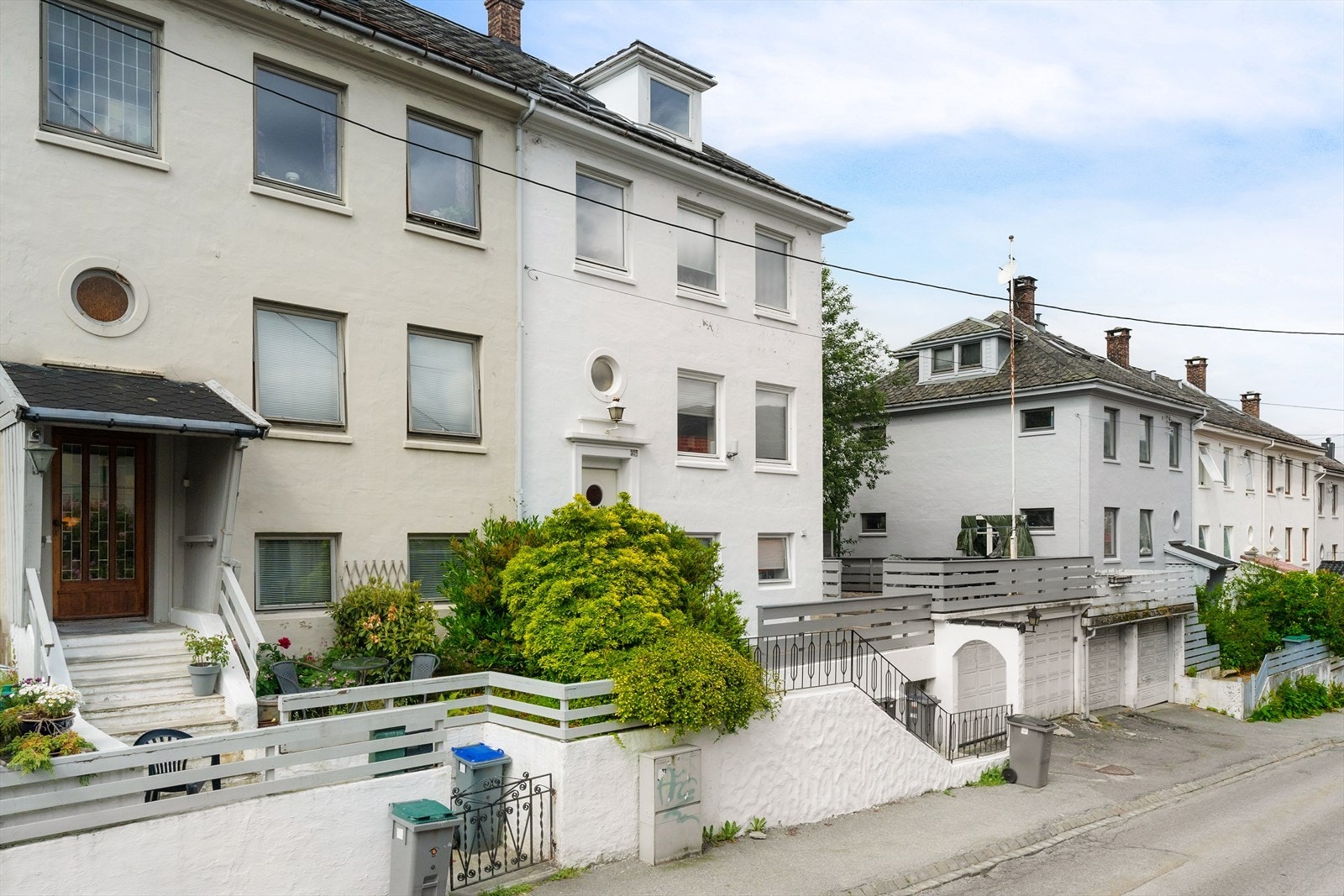 Nordic Bolig - Fasade, endehus. Garasje nr. 2 fra venstre følger med leiligheten. Galleribilde