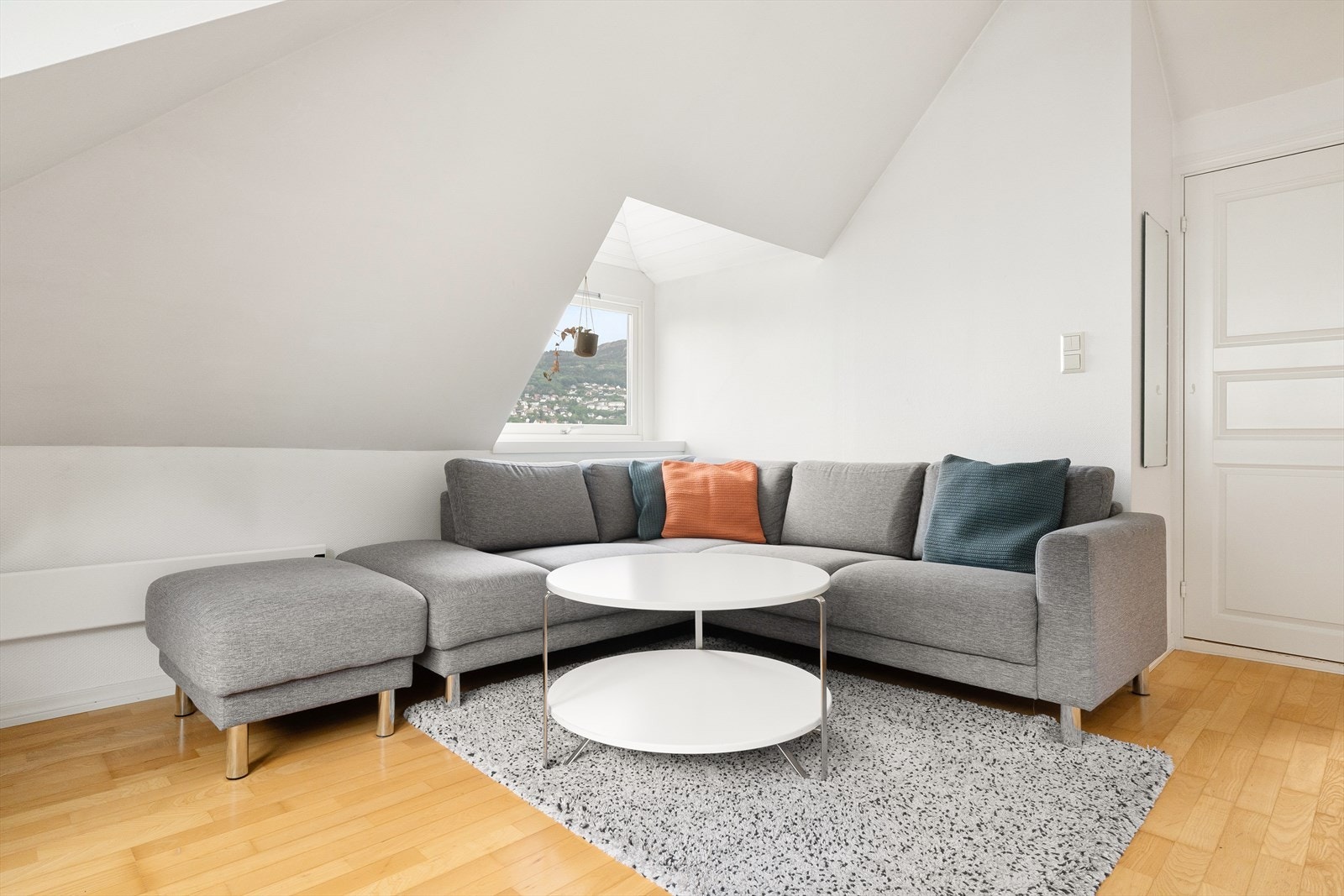 Nordic Bolig - Åpen stue-/kjøkkenløsning med plass til å innrede både sofagruppe og spisegruppe. Galleribilde