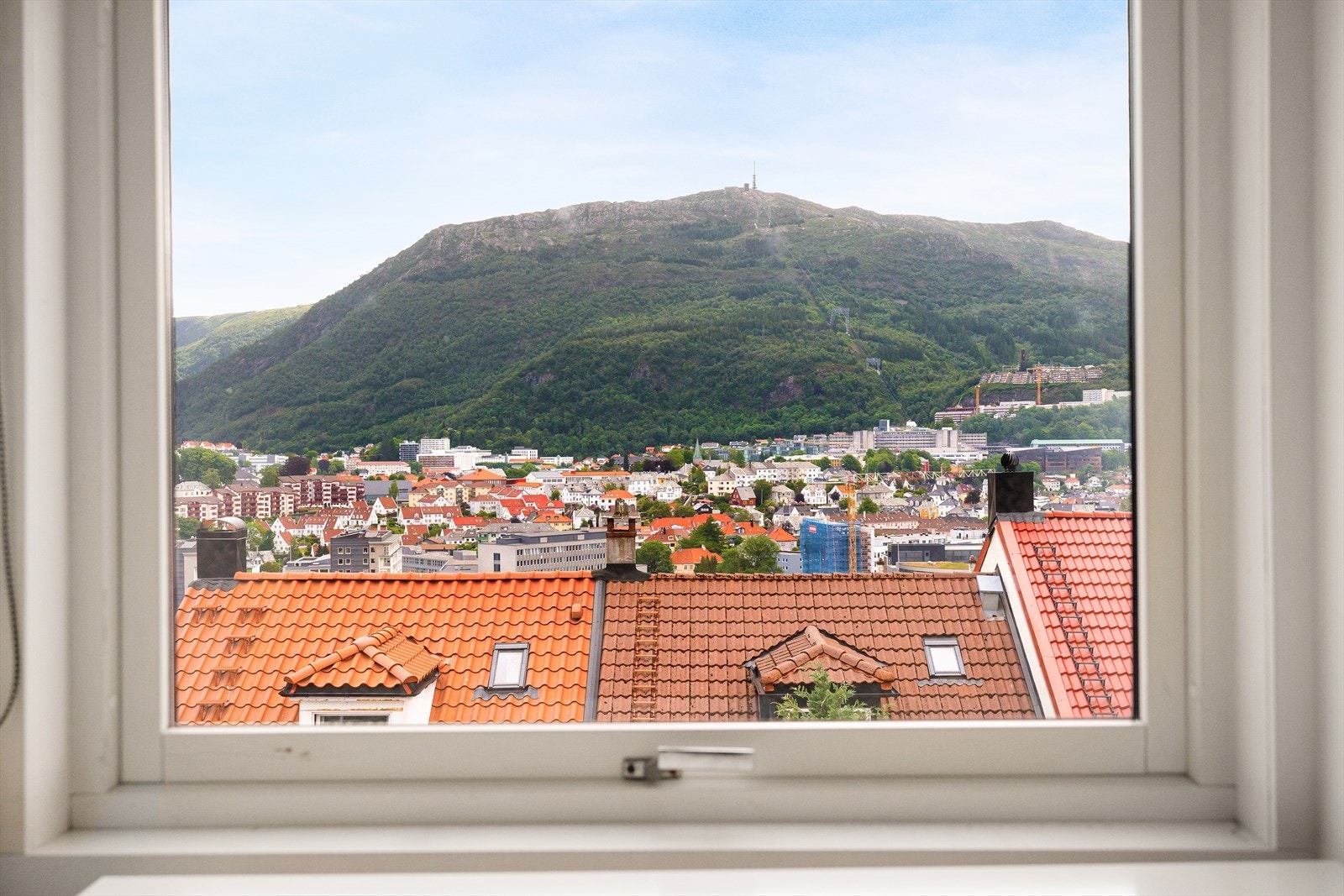 Nordic Bolig - Fra soverommet er det nydelig utsikt mot Ulriken og over Bergensdalen. Galleribilde