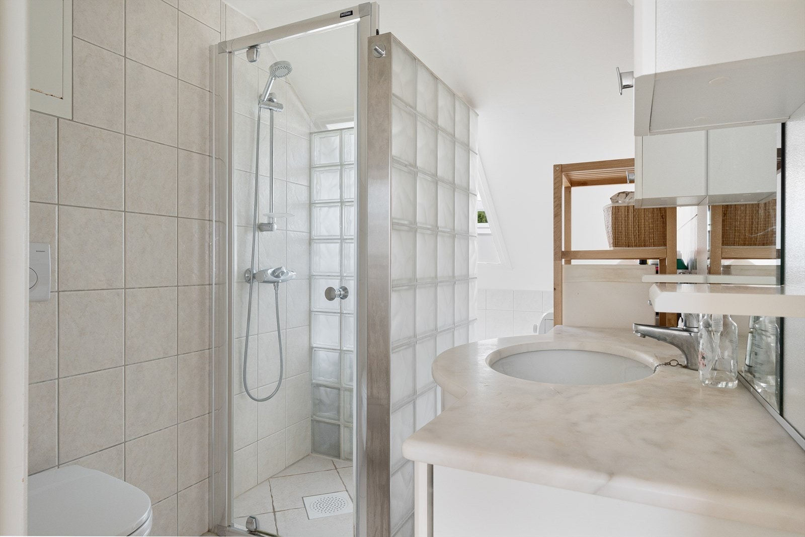 Nordic Bolig - Helfliset bad med varme i gulv og opplegg for vaskemaskin. Galleribilde