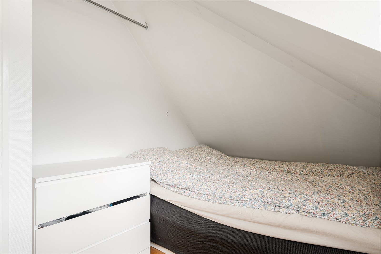 Nordic Bolig - Kreative løsninger med garderobestang over kommode. Galleribilde