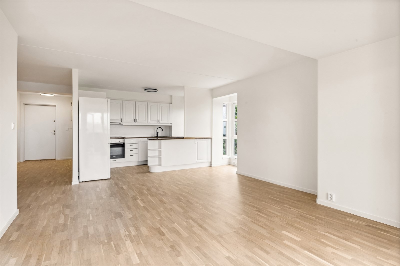 Stuen og kjøkken ligger i en delvis, åpen løsning. Galleribilde