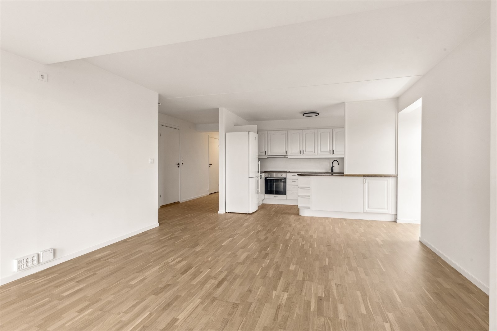 Stuen har gode møbleringsmuligheter med god plass til sofagruppe og spisestue. Galleribilde