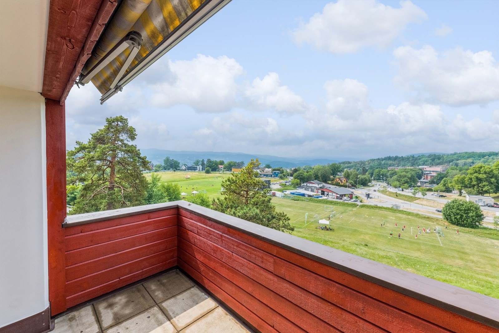 Terrassen har god plass til utemøblement og flott utsikt mot nærområdet. Galleribilde