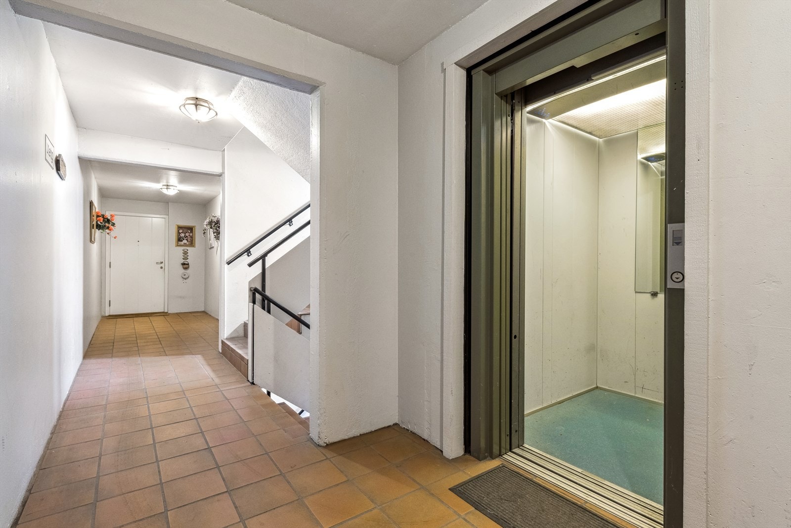 Leiligheten har beliggenhet i -1. underetasje med adkomst via trapp og heis. Galleribilde