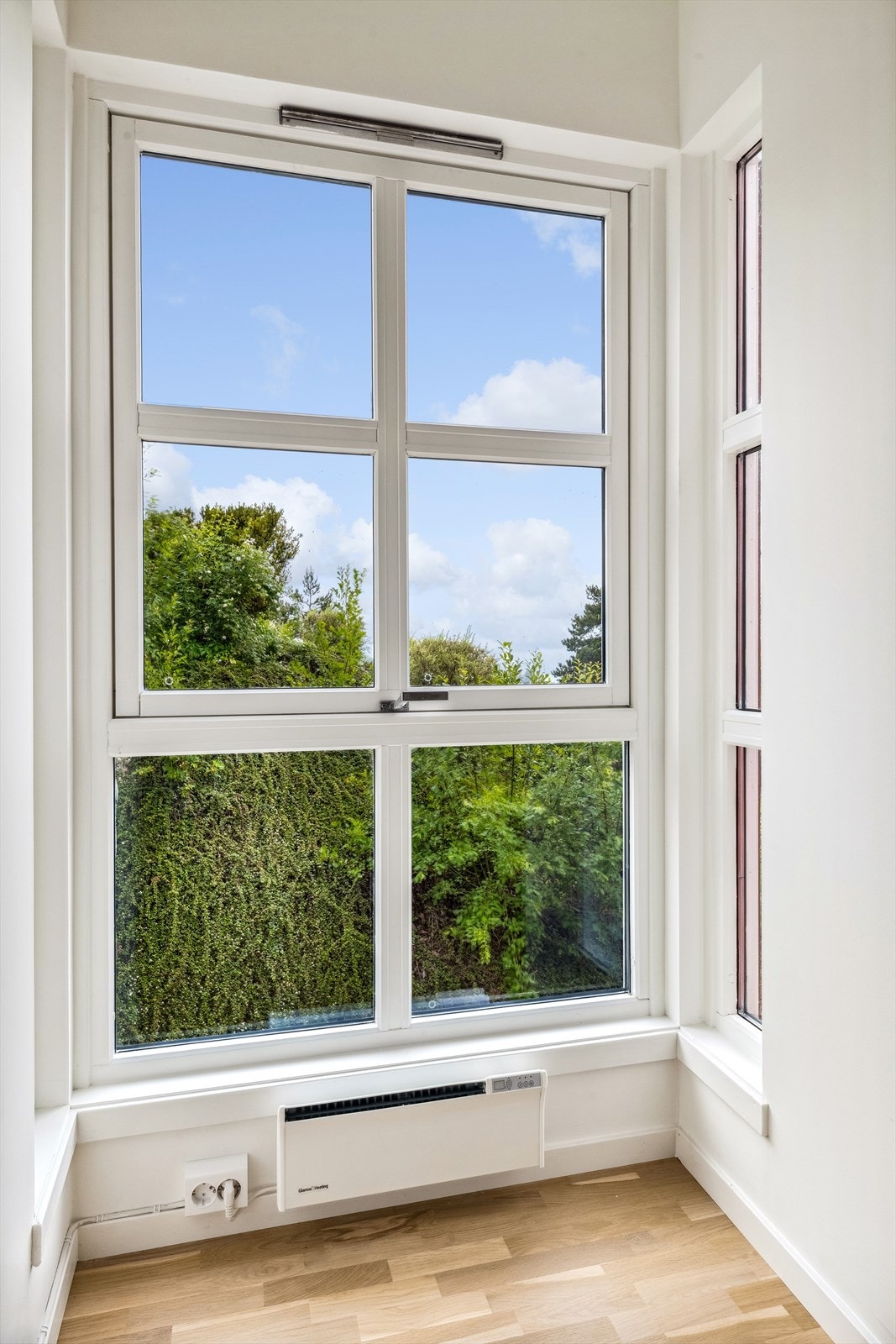 De store vindusflatene gir rikelig med naturlig lysinnslipp som skaper en god atmosfære. Galleribilde