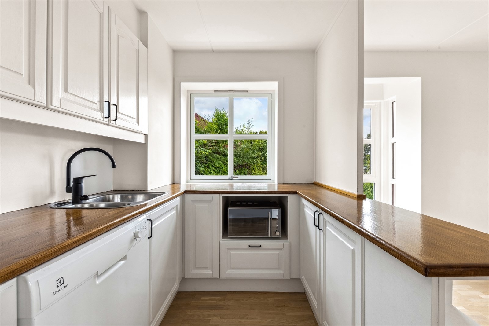 Kjøkkenet har integrerte hvitevarer som platetopp, stekeovn, samt plass til oppvaskmaskin, mikrobølgeovn og kjøleskap. Galleribilde