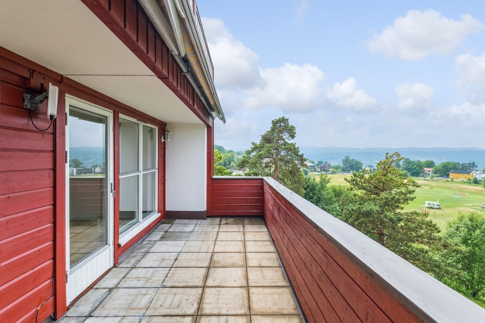 Fra stuen er det utgang til vestvendt terrasse på 15 kvm., hvorav ca. 8 kvm. er overbygget. Galleribilde