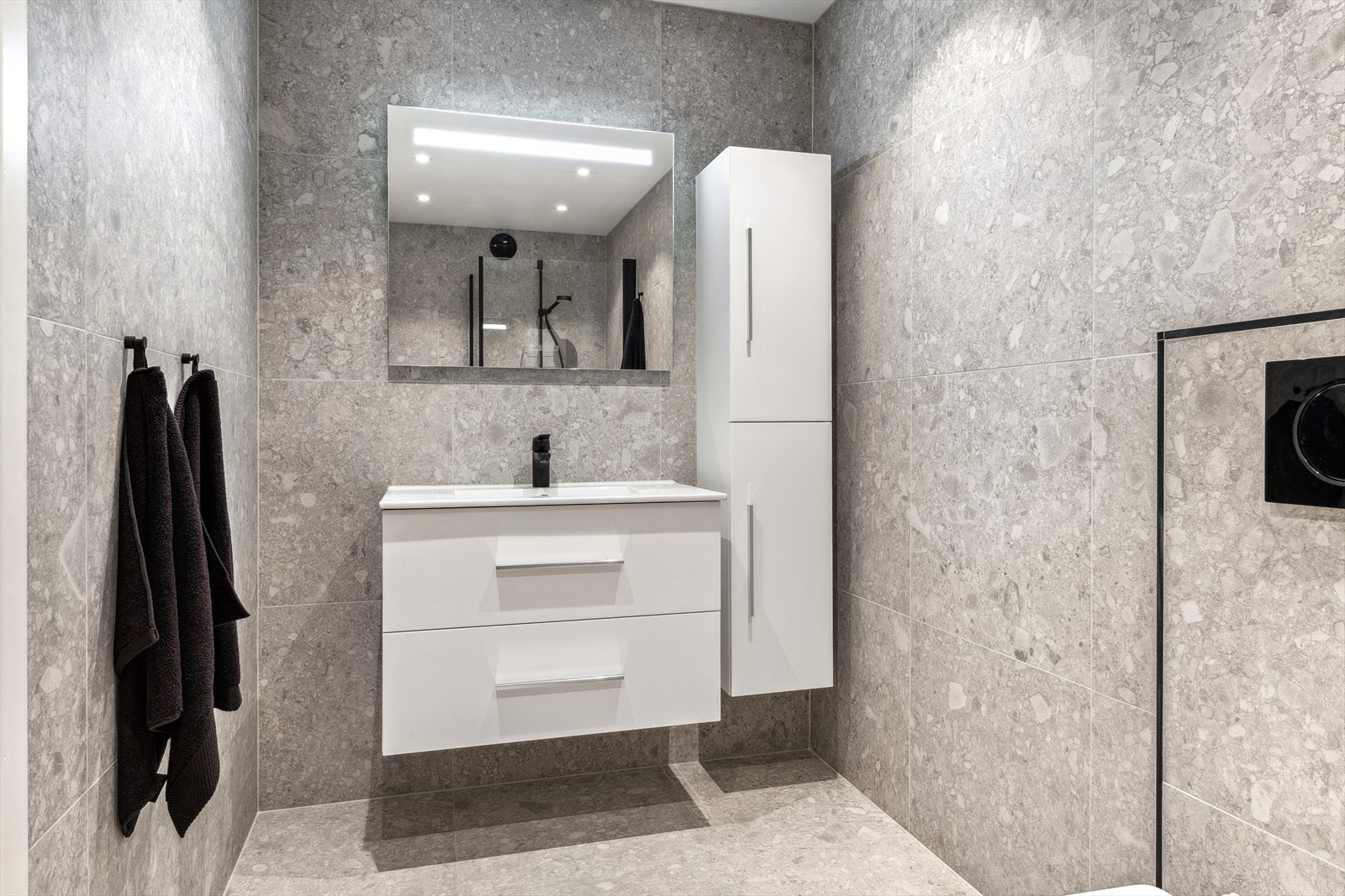 Lekkert, helfliset baderom med behagelig gulvvarme og downlights i himling fra 2023. Galleribilde