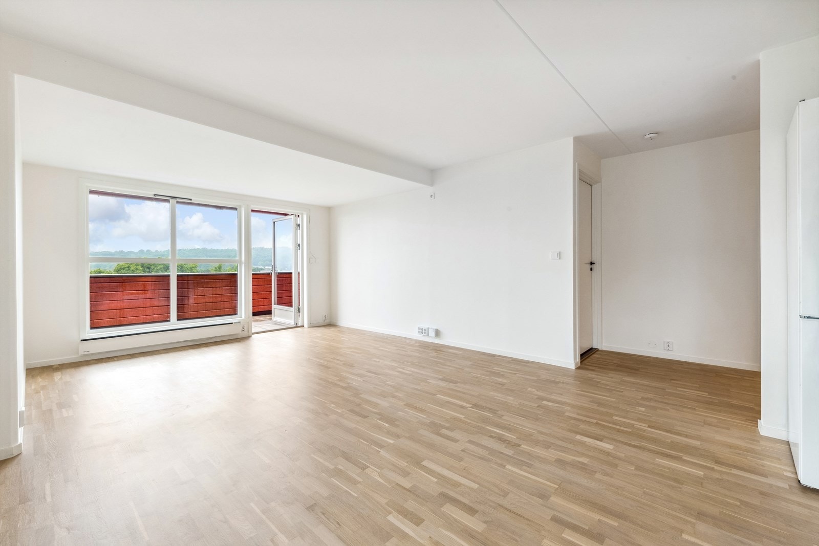 Leiligheten ble betydelig pusset opp i 2023, noe som gjør at du kan flytte rett inn eller enkelt sette ditt personlige preg. Galleribilde