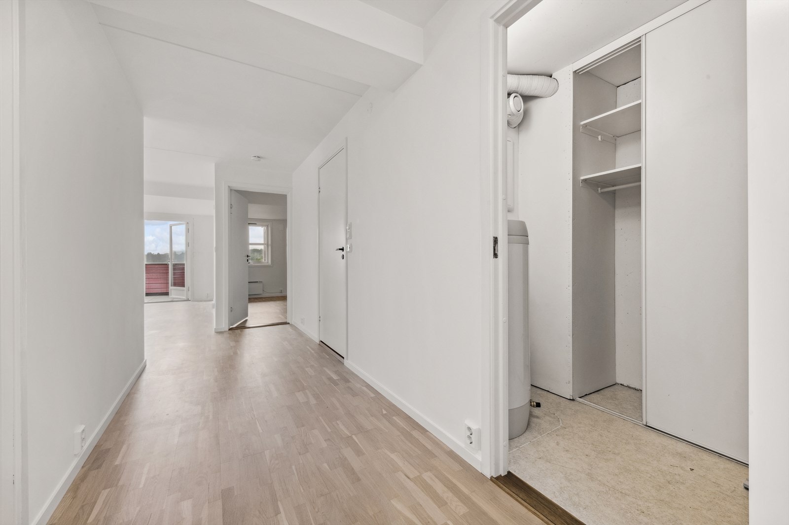 I forbindelse med entréen ligger boden med skyvedørsgarderobe og oppbevaringsplass. Galleribilde