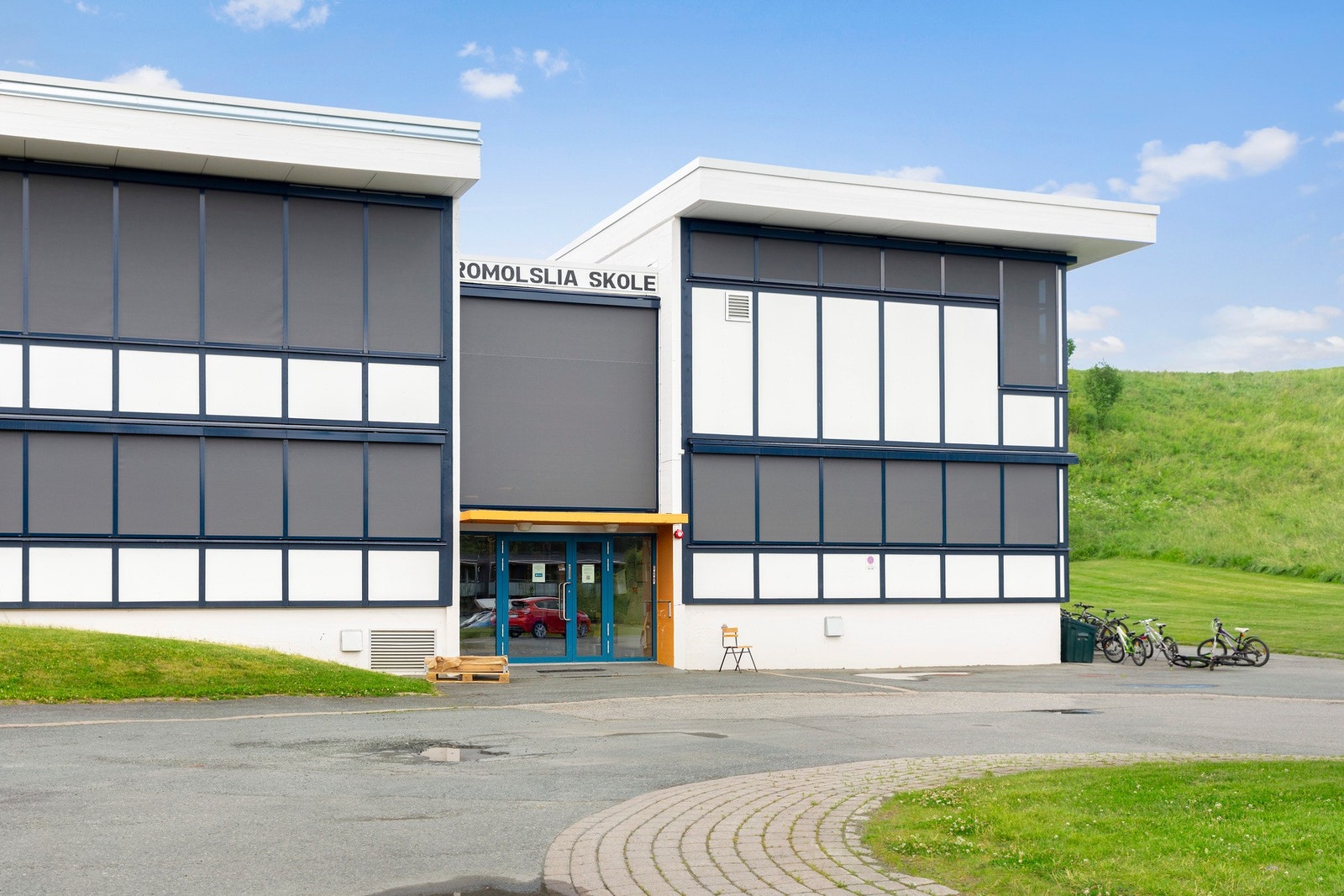 Romolslia skole ligger snaue 700 meter fra boligen. Galleribilde