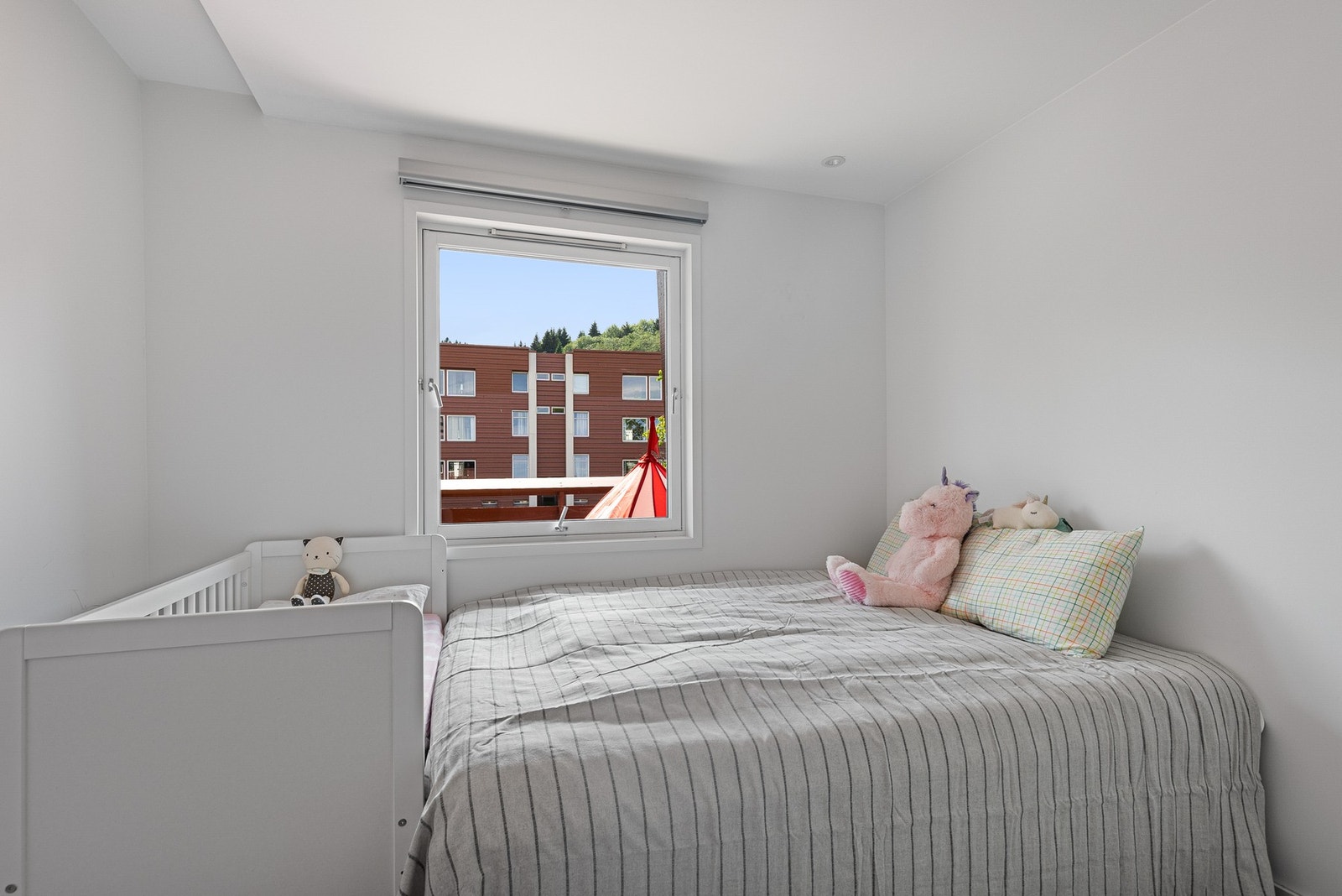 Soverom 2 er på 9,5 kvm. Malt himling med downlights og ledstripe. Galleribilde