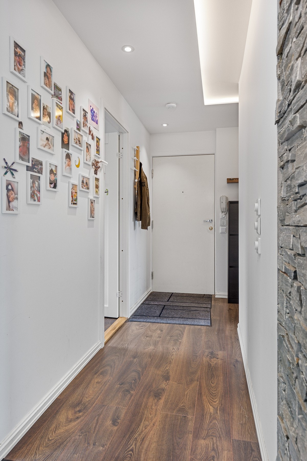 Romslig entre/gang på 7 kvm. med plass til enkel garderobe. Galleribilde