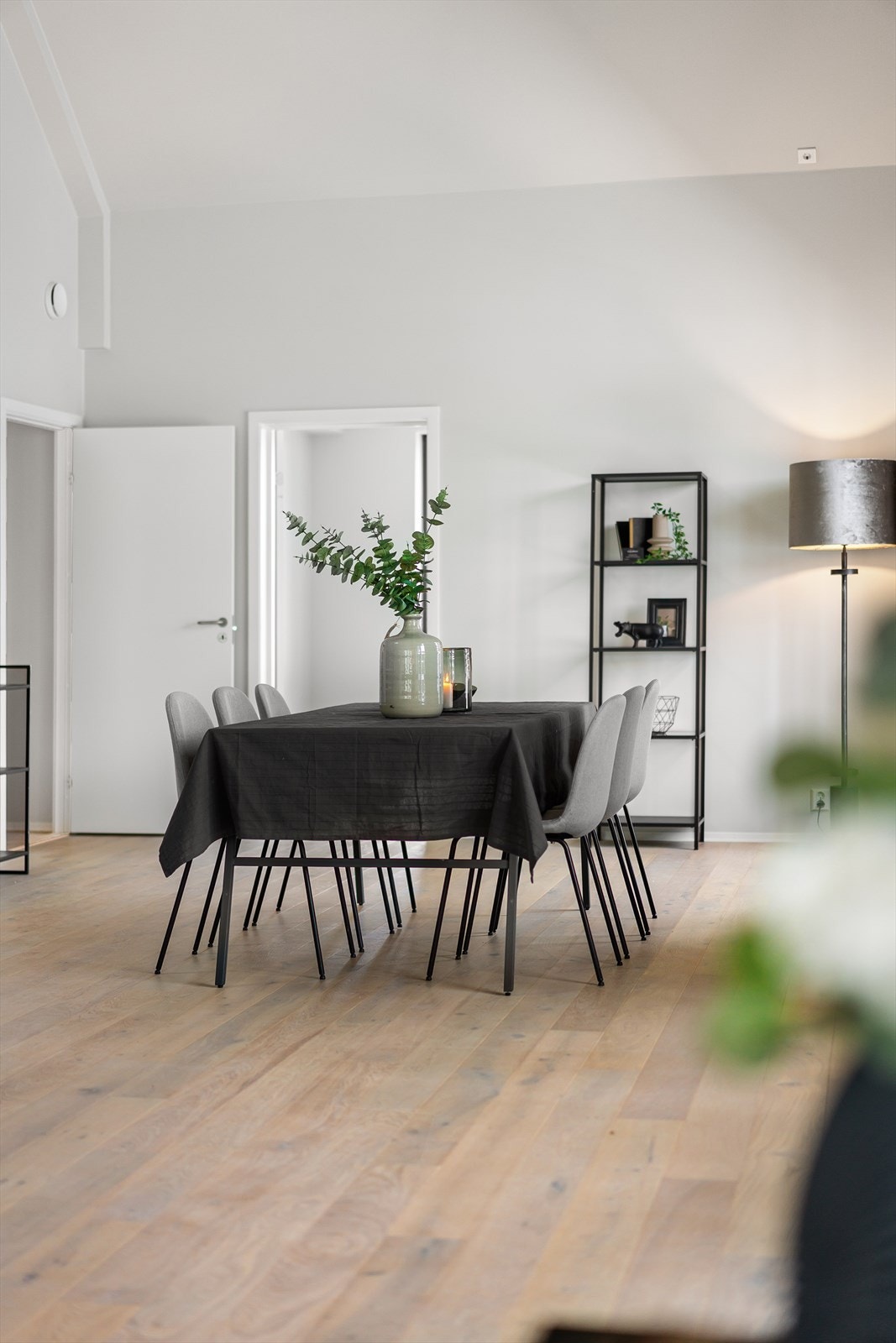 God plass til spisebord i stue. Galleribilde