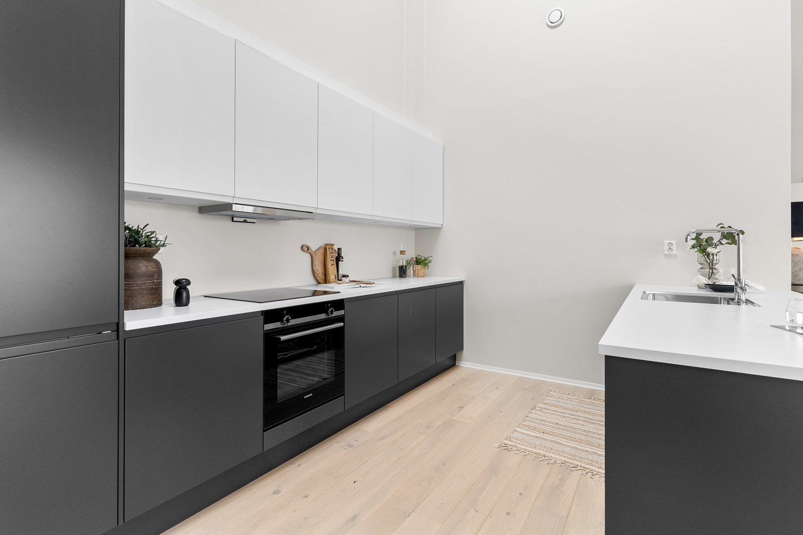 Stort og luftig kjøkken med god oppbevaringsplass i både benke - og overskap, og kjøkkenøy som har kjøkkeninnredning fra Sigdal kjøkken med integrerte hvitevarer fra Siemens. Galleribilde