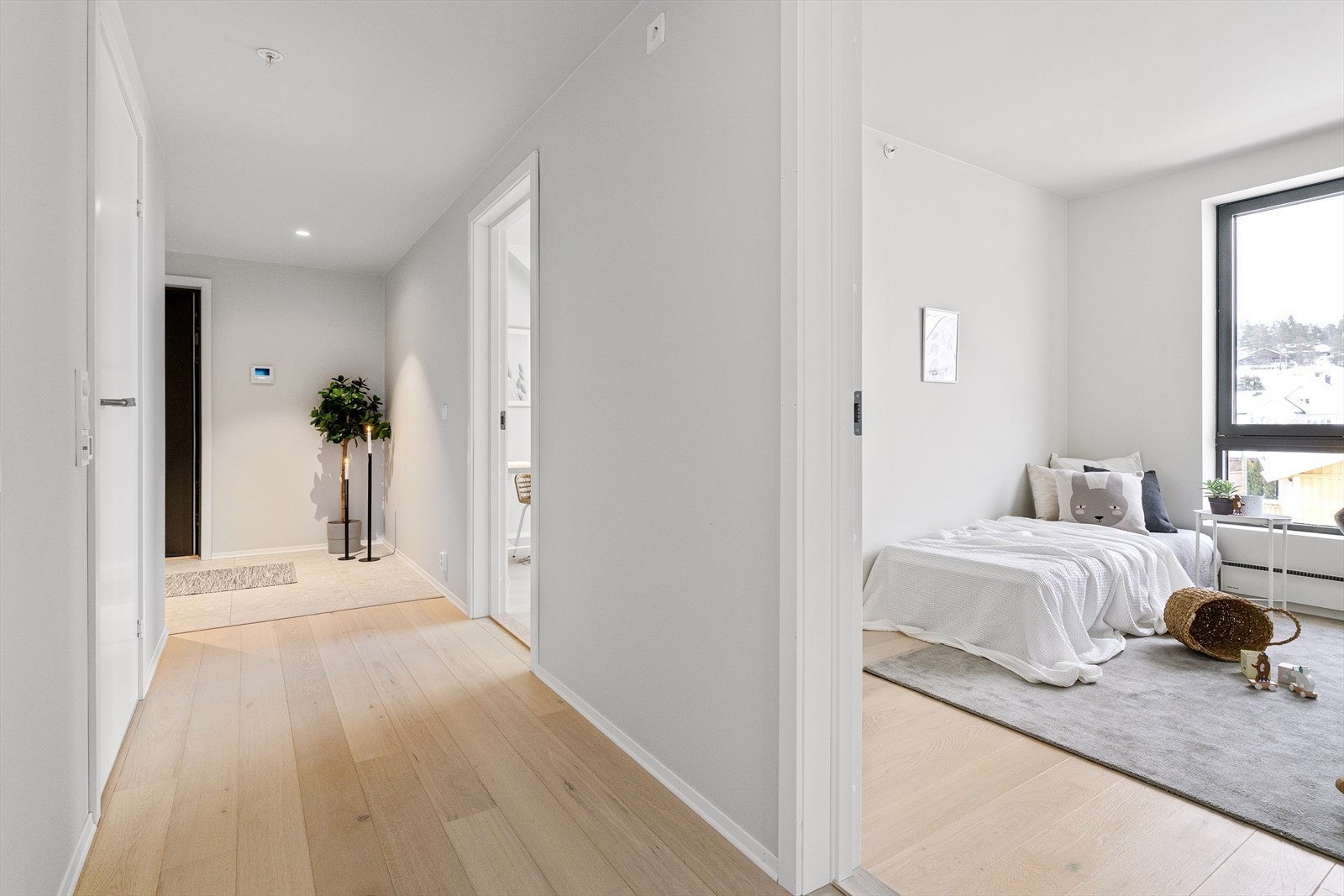 Gang/entré. Entré er fliselagt og gang er lagt med 1-stavs eikeparkett. Galleribilde