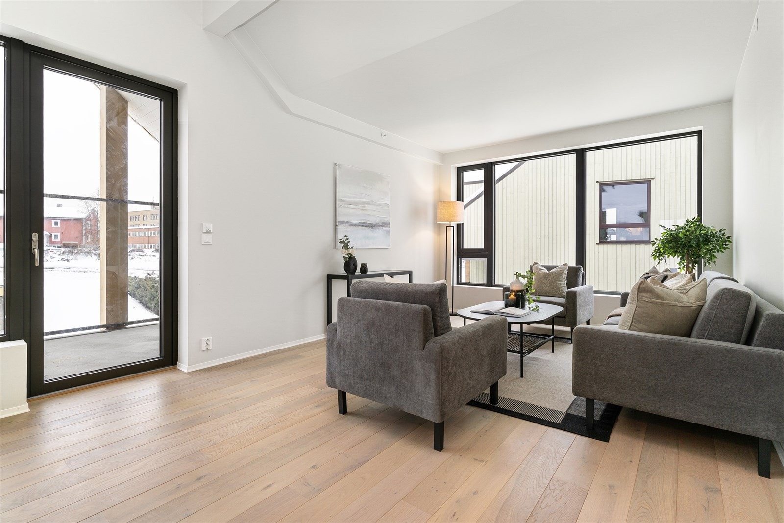 God plass til sofagruppe stue. Utgang til stor og romslig balkong. Galleribilde