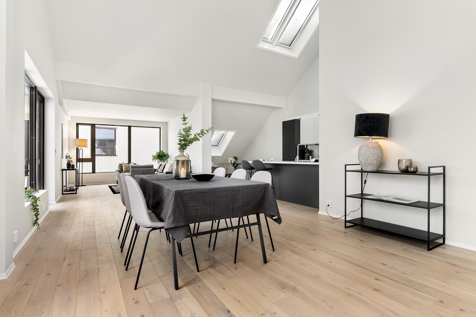 Eiendomsmegler MNEF Lars Bredeveien og Lars Martin Nilsrud presenterer en flott 4-roms penthouseleilighet med sentrumsnær beliggenhet! Galleribilde