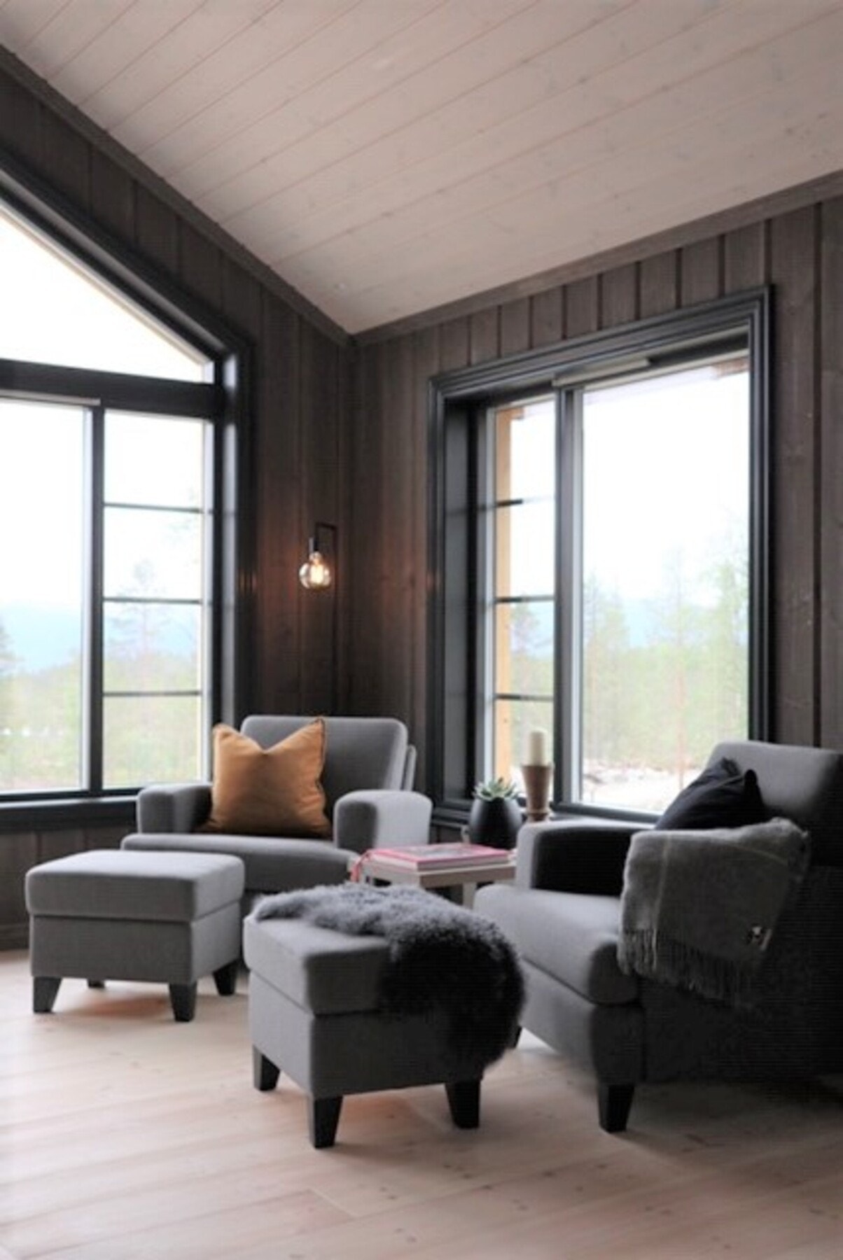 Storeble Panorama har en luftig og romslig stue Galleribilde