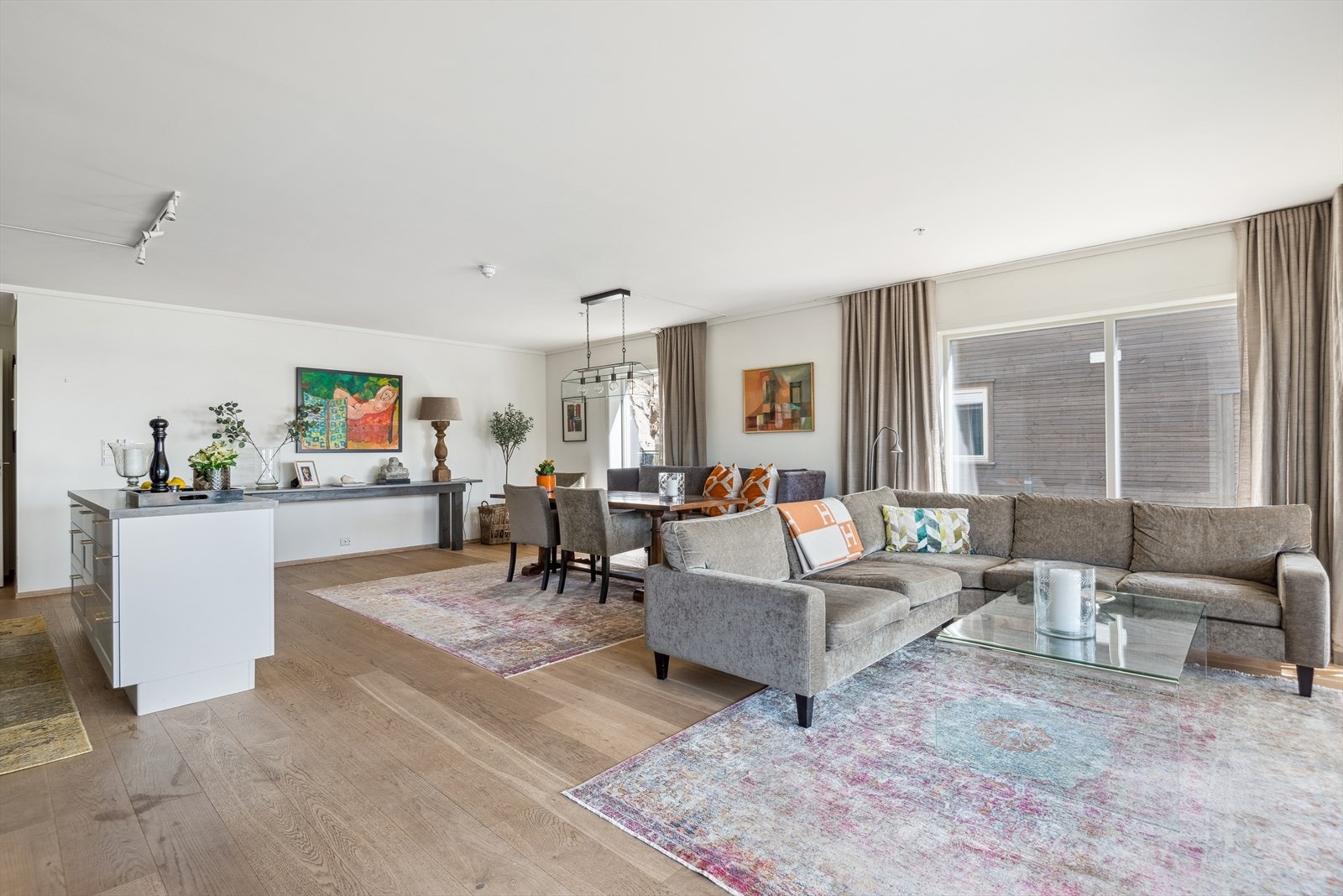 Romslig stue med pent kvalitetsgulv Galleribilde