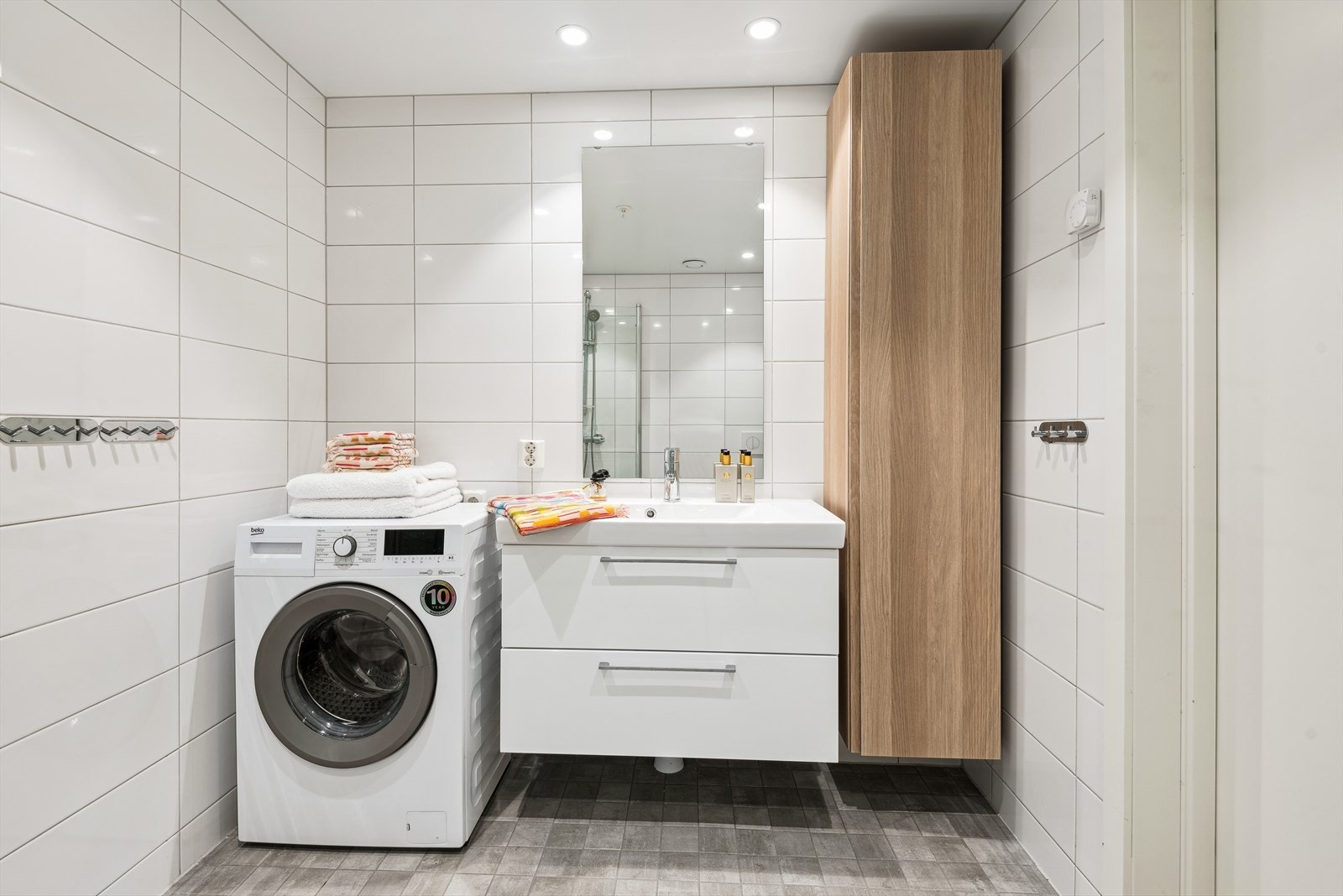 Flislagt bad med pen innredning Galleribilde