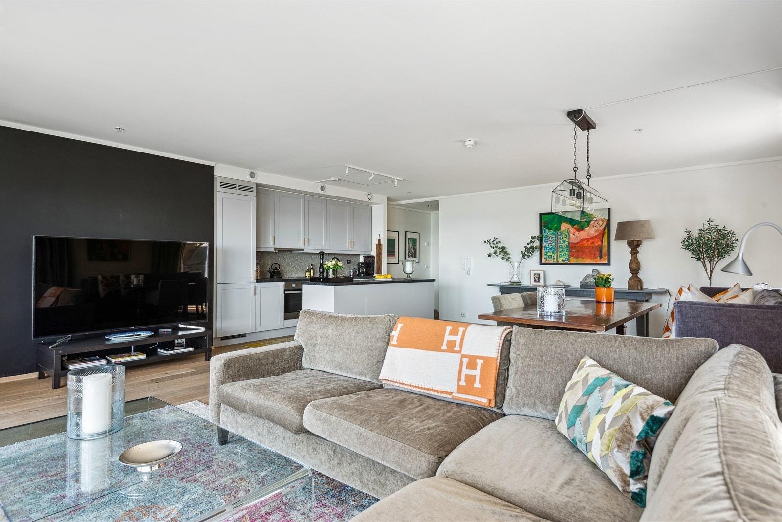 Stue og kjøkken med øy Galleribilde