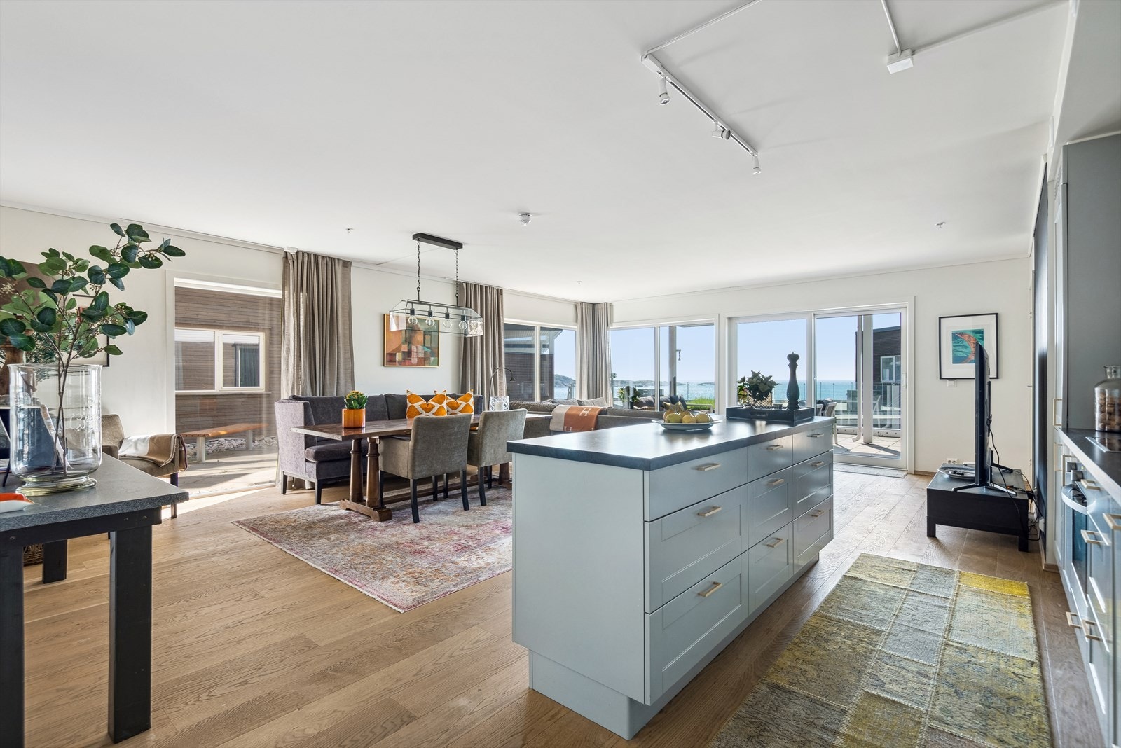 Stue og kjøkken i åpen og moderne løsning Galleribilde