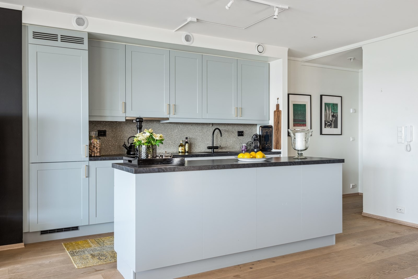 God belysning i forbindelse med kjøkkeninnredningen - Spesielt stilig vegg over kjøkkenbenken Galleribilde