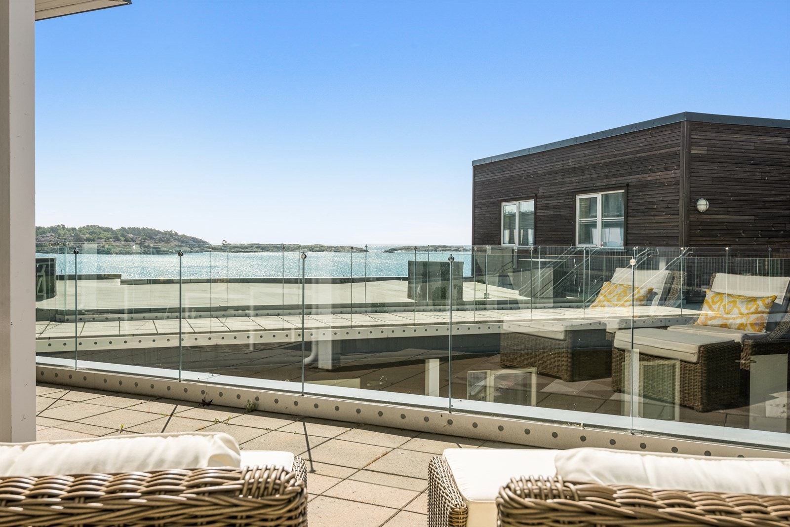 Utsikt til sjøen - Stangholmen er rett utenfor Galleribilde