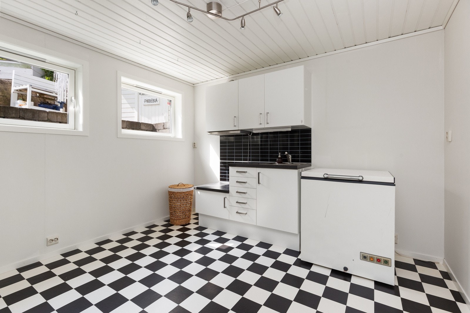 Underetasjen er innredet med soverom, kjellerstue, bad, kjøkken mm. Innredningen avviker fra tegninger godkjent av kommunen. Galleribilde