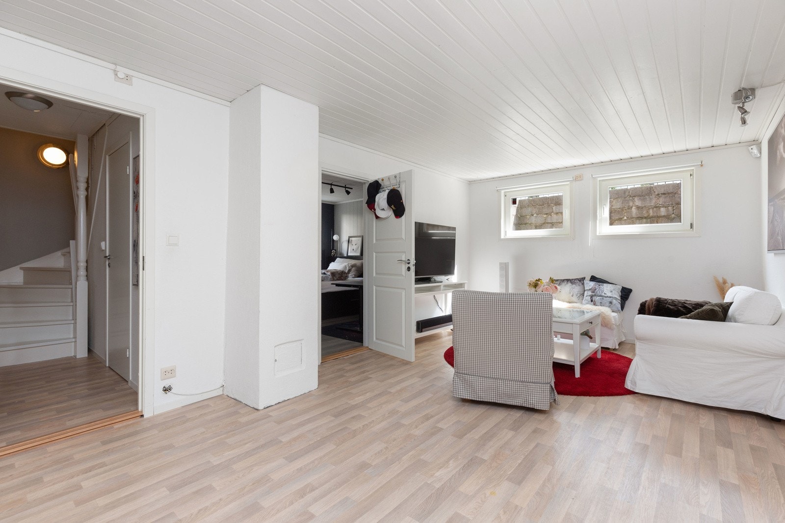 Underetasjen er innredet med soverom, kjellerstue, bad, kjøkken mm. Innredningen avviker fra tegninger godkjent av kommunen. Galleribilde