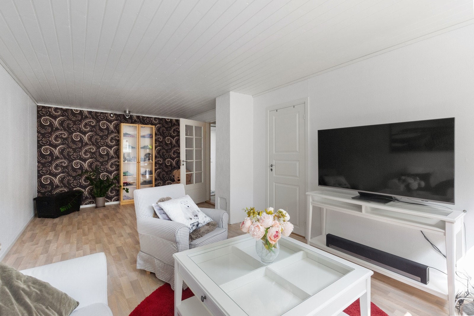 Underetasjen er innredet med soverom, kjellerstue, bad, kjøkken mm. Innredningen avviker fra tegninger godkjent av kommunen. Galleribilde