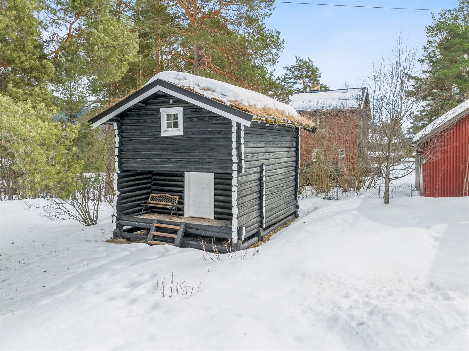 Stabburet er av ukjent år, men ble satt opp på eiendommen i 1997. Galleribilde