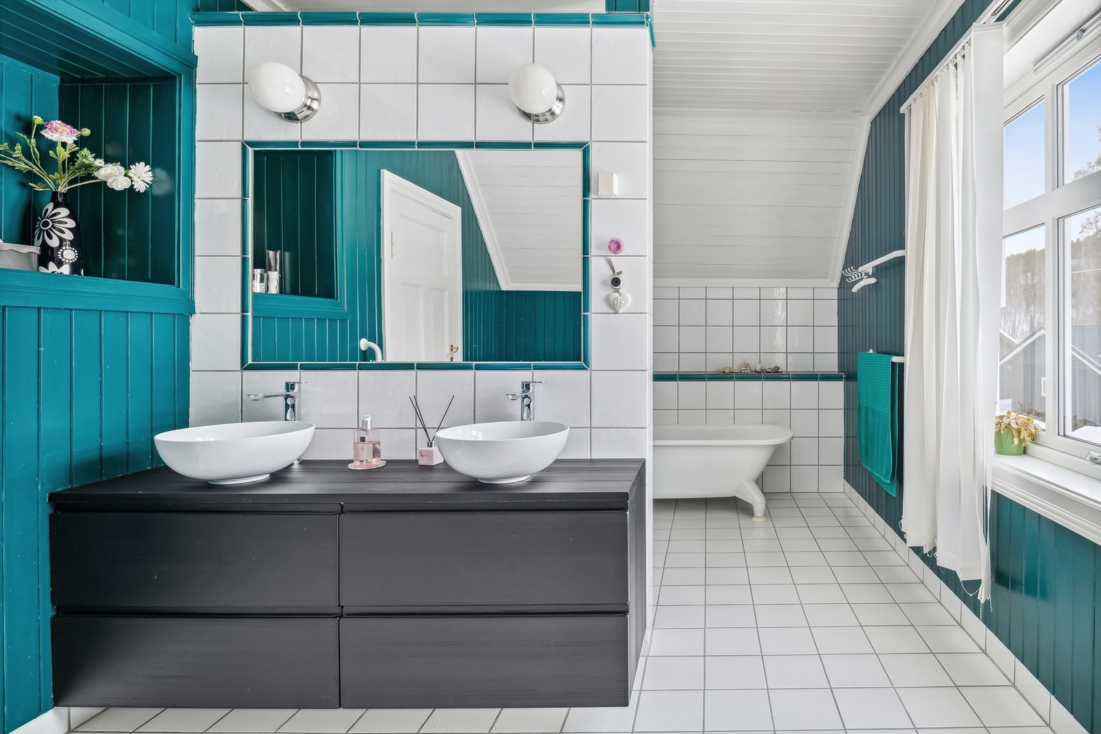 Badet ligger i 2. etasje og er renovert i 1994. Fliser m/varmekabler på golv, fliser/malt panel på vegger og malt panel i himling. Inneholder kommoder med 2 servanter Galleribilde