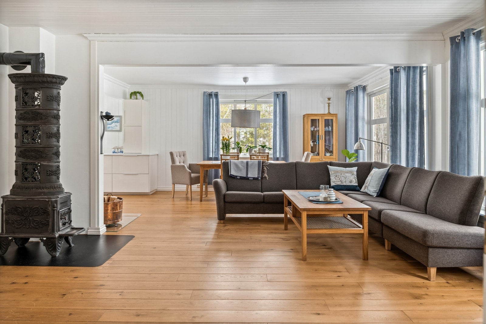 Stuen har åpen løsning til kjøkken og spisestue. Galleribilde