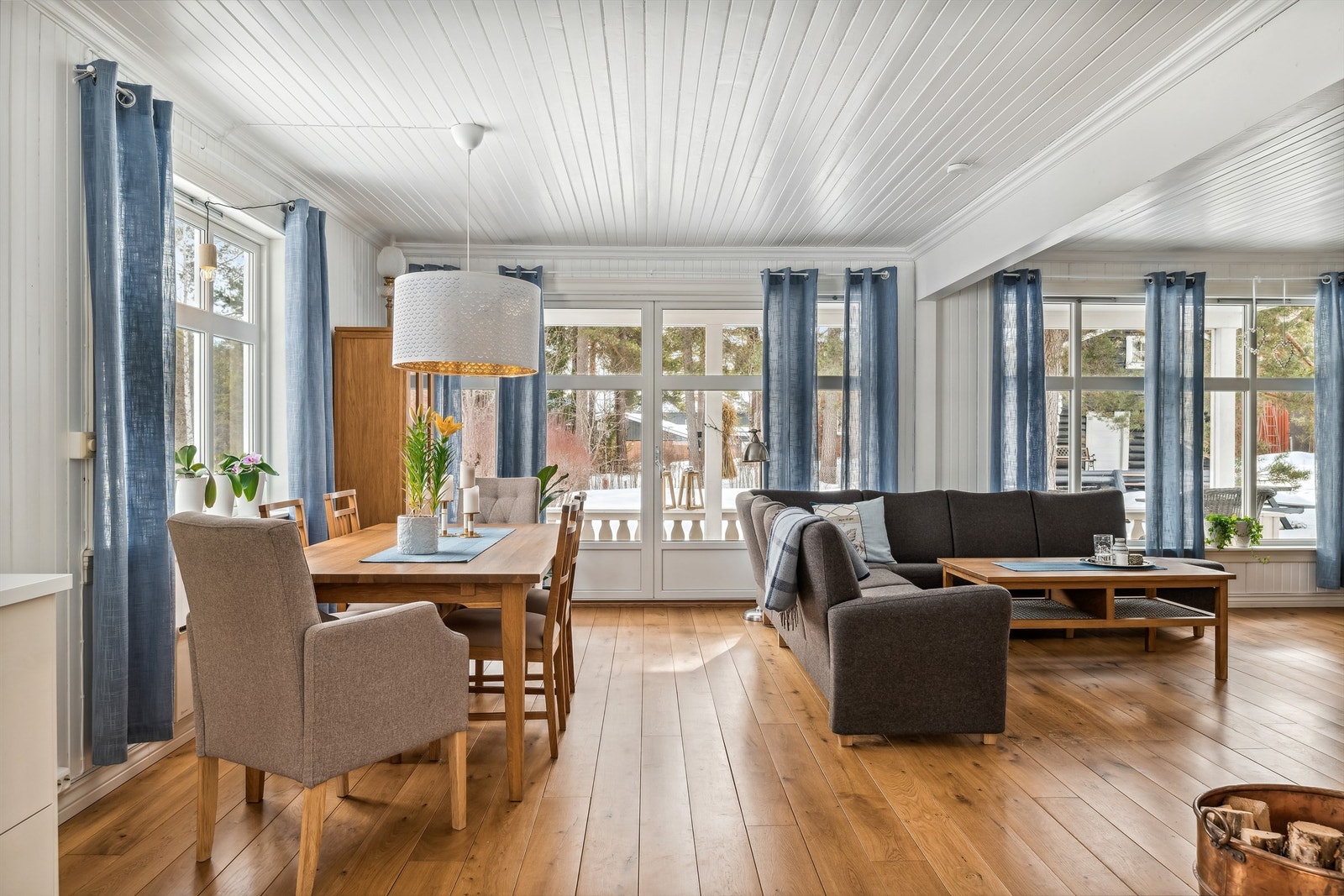 Mange vinduer gir godt med utelys inn. Fra stuen er det utgang til terrasse. Galleribilde