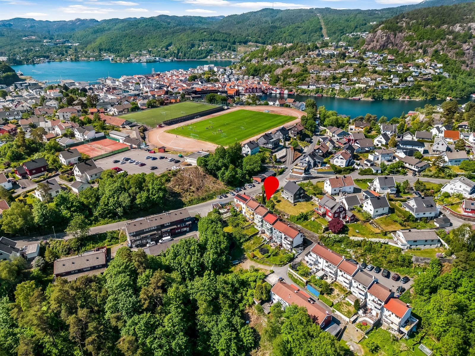 Eiendommen ligger i populært boligområde på Uenes! Like ved eiendommen finner du fotballstadion og tennisbane samt stor lekeplass. Galleribilde