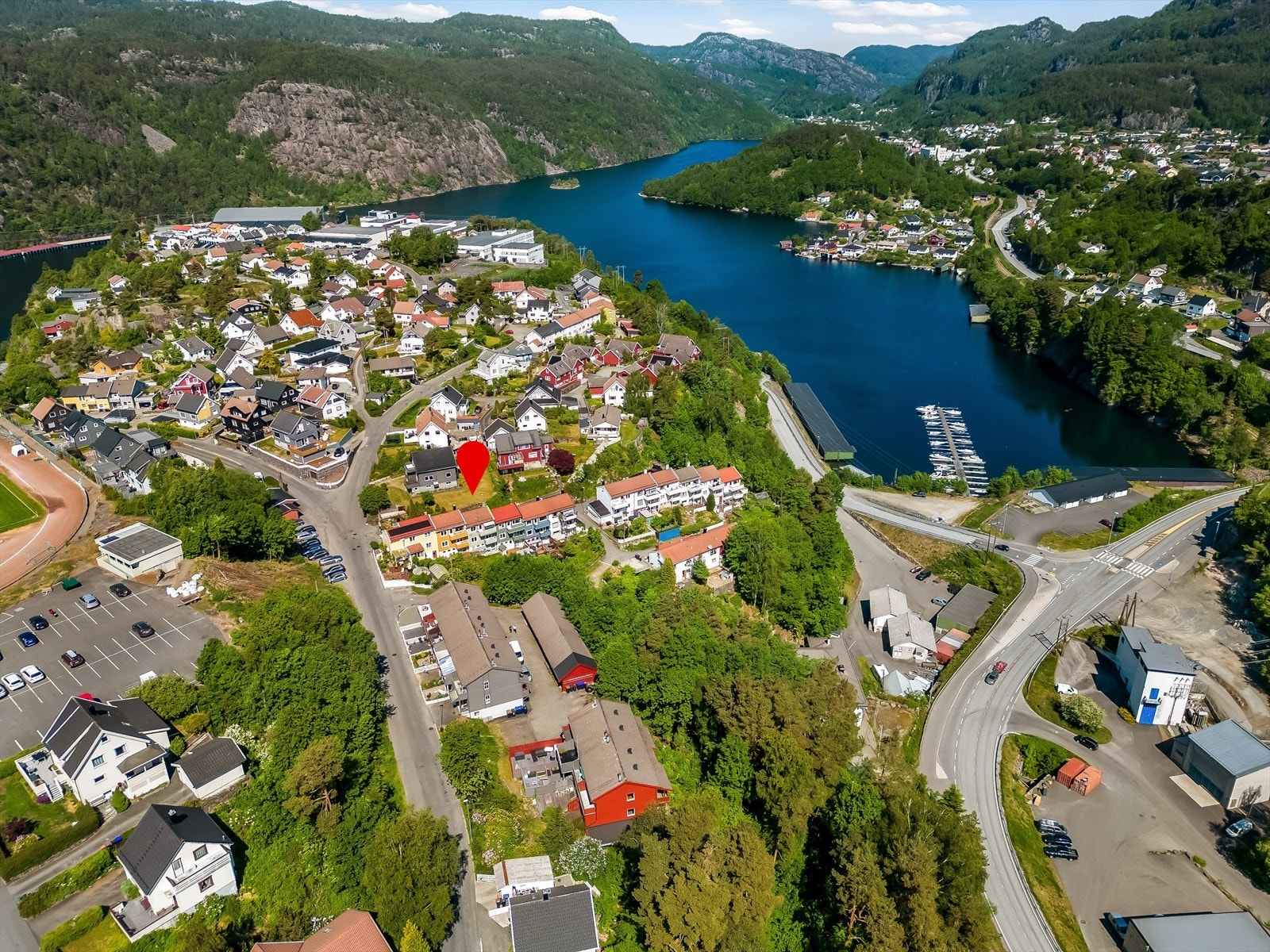 Videre finner du ungdom- og videregående skole, flerbrukshall, fotballbinge, klatrevegg og basketballbane like i området. Galleribilde