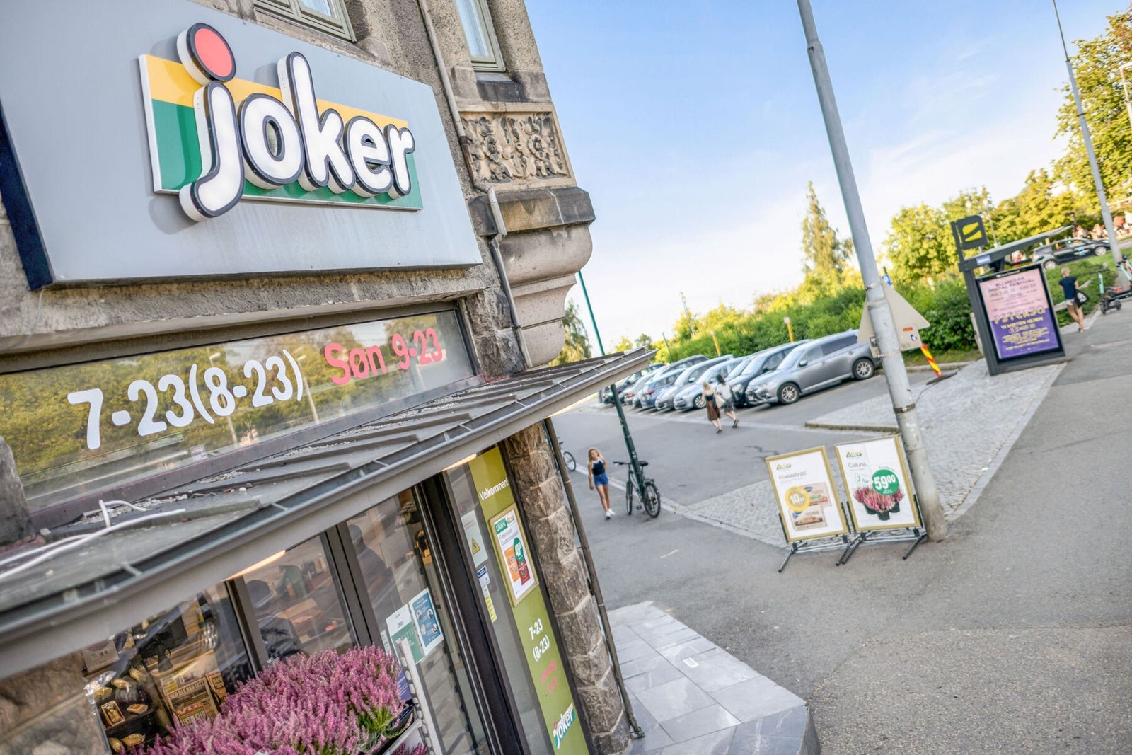 Søndagsåpen daglivarebutikk finner du 1-2 minutters spasertur unna boligblokken. Galleribilde