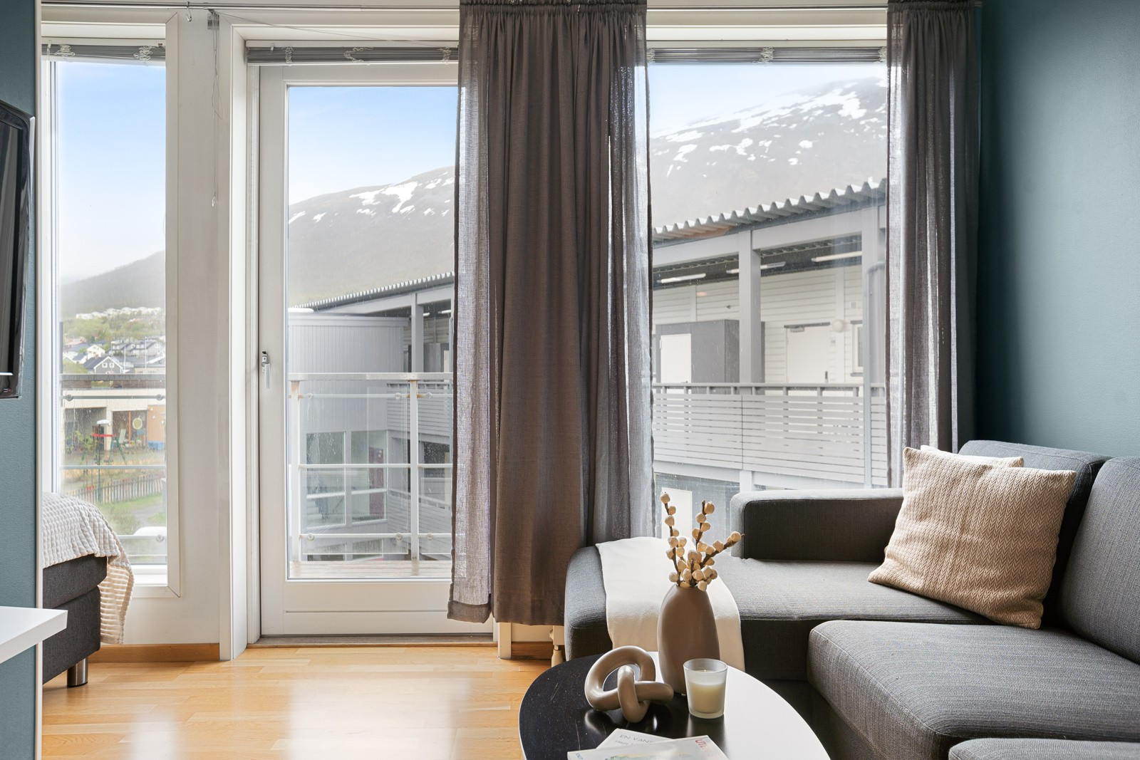 I stuen har du god plass til sofa med tilhørende sofabord eller ønsket møblement.