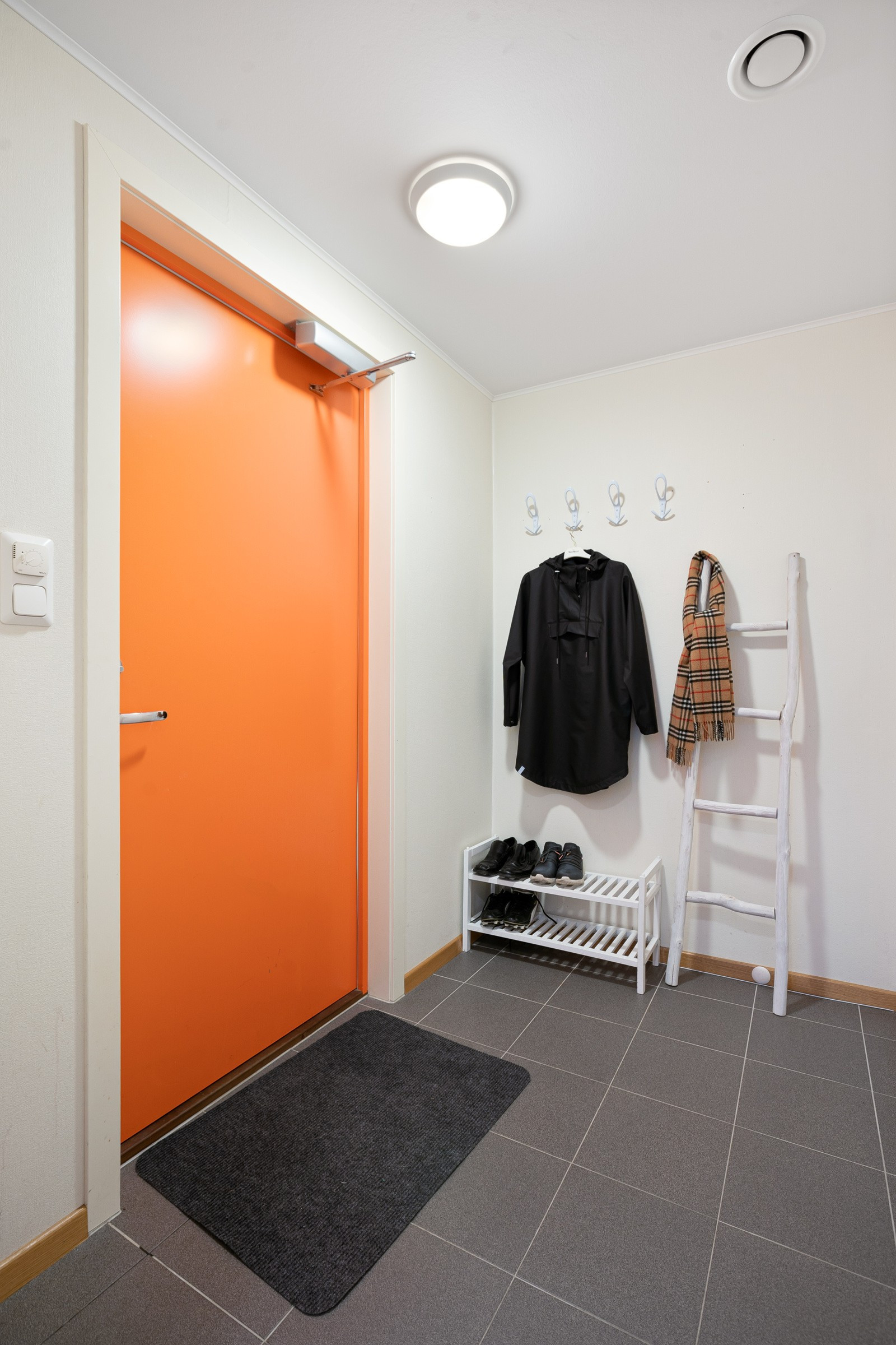 Entré med mulighet for å etablere praktiske oppbevaringsløsninger.